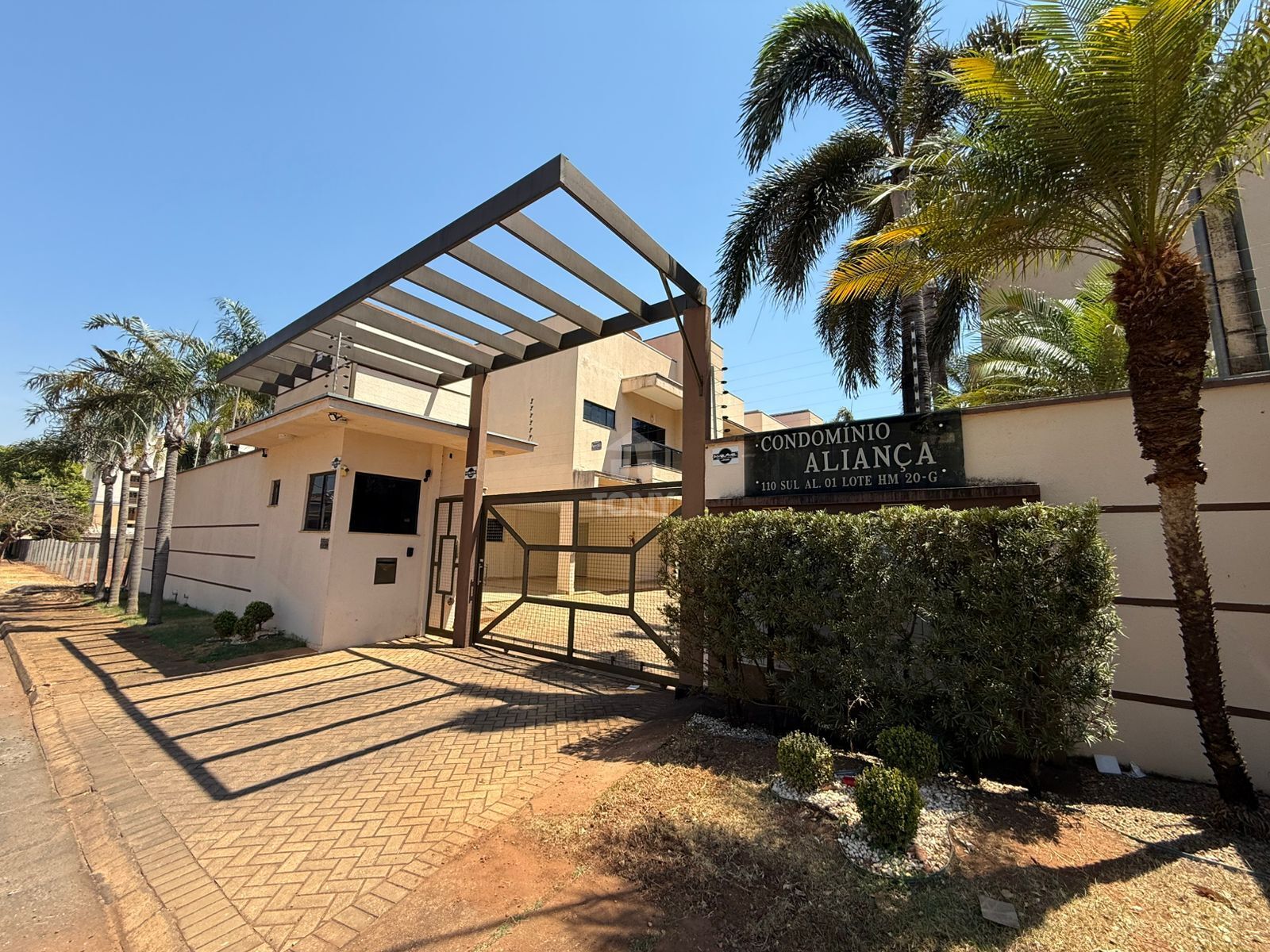 Casa à venda com 4 quartos, 232m² - Foto 1