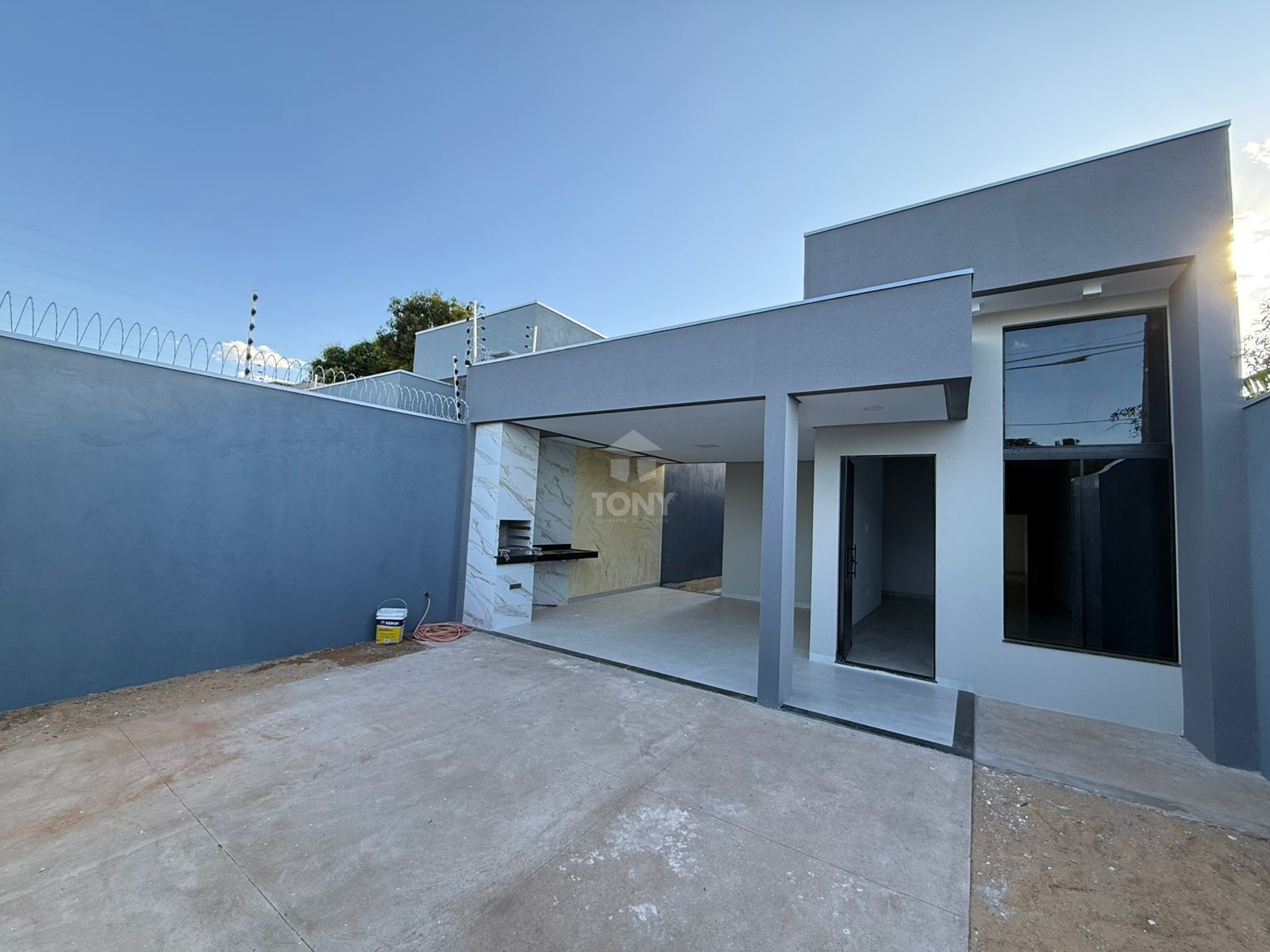 Casa à venda com 3 quartos, 107m² - Foto 1