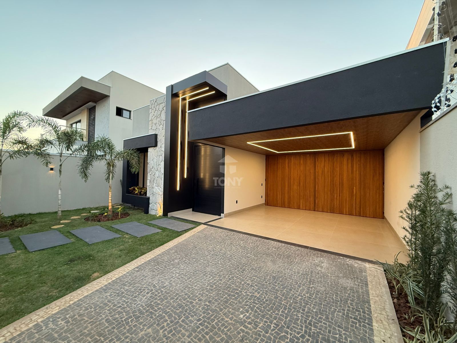 Casa à venda com 3 quartos, 207m² - Foto 1