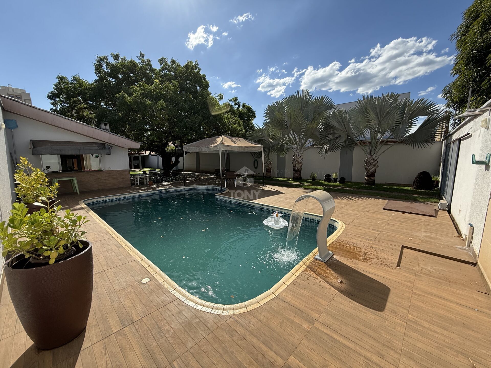 Casa à venda com 4 quartos, 254m² - Foto 1