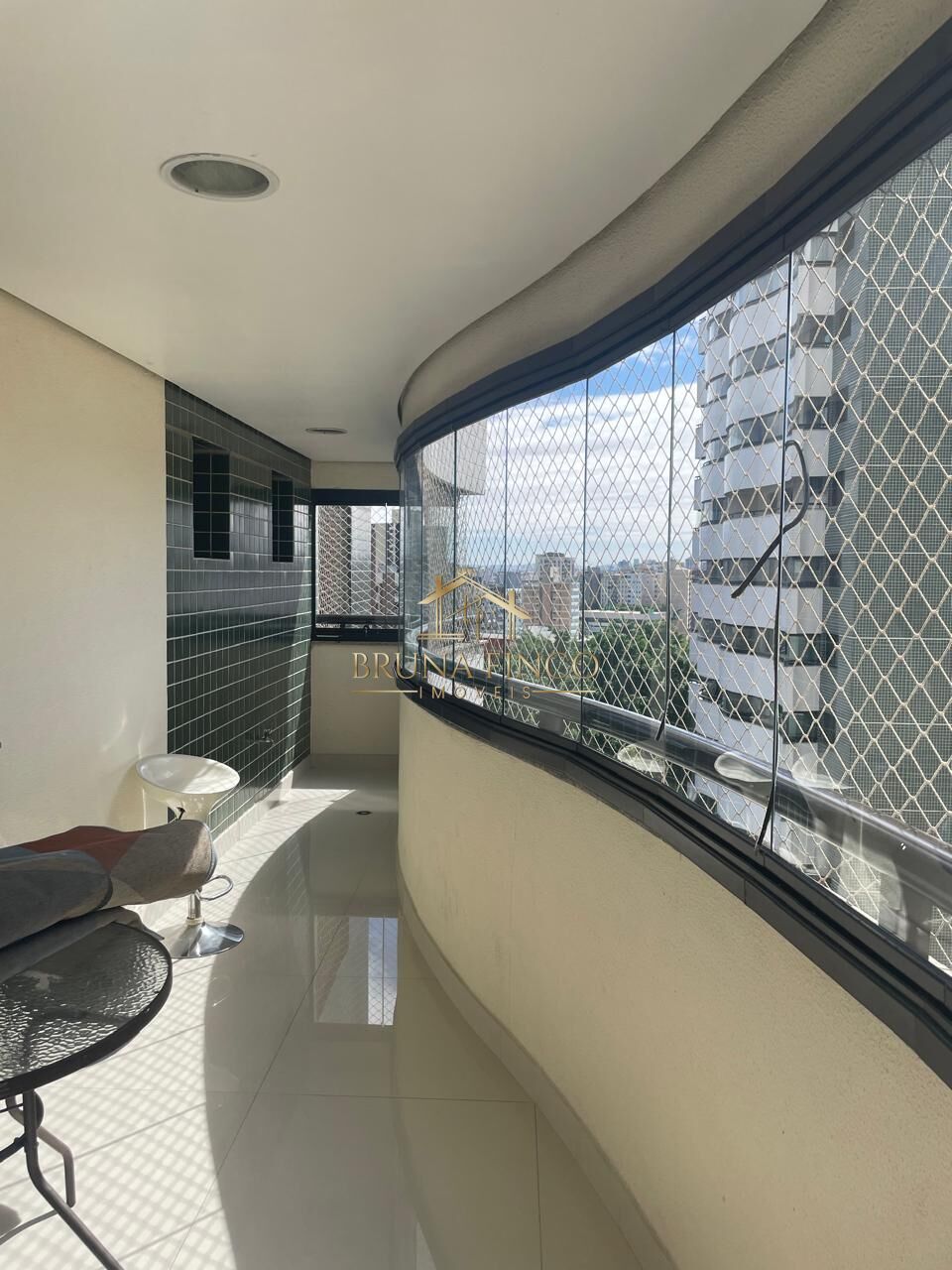 Apartamento à venda com 3 quartos, 140m² - Foto 2