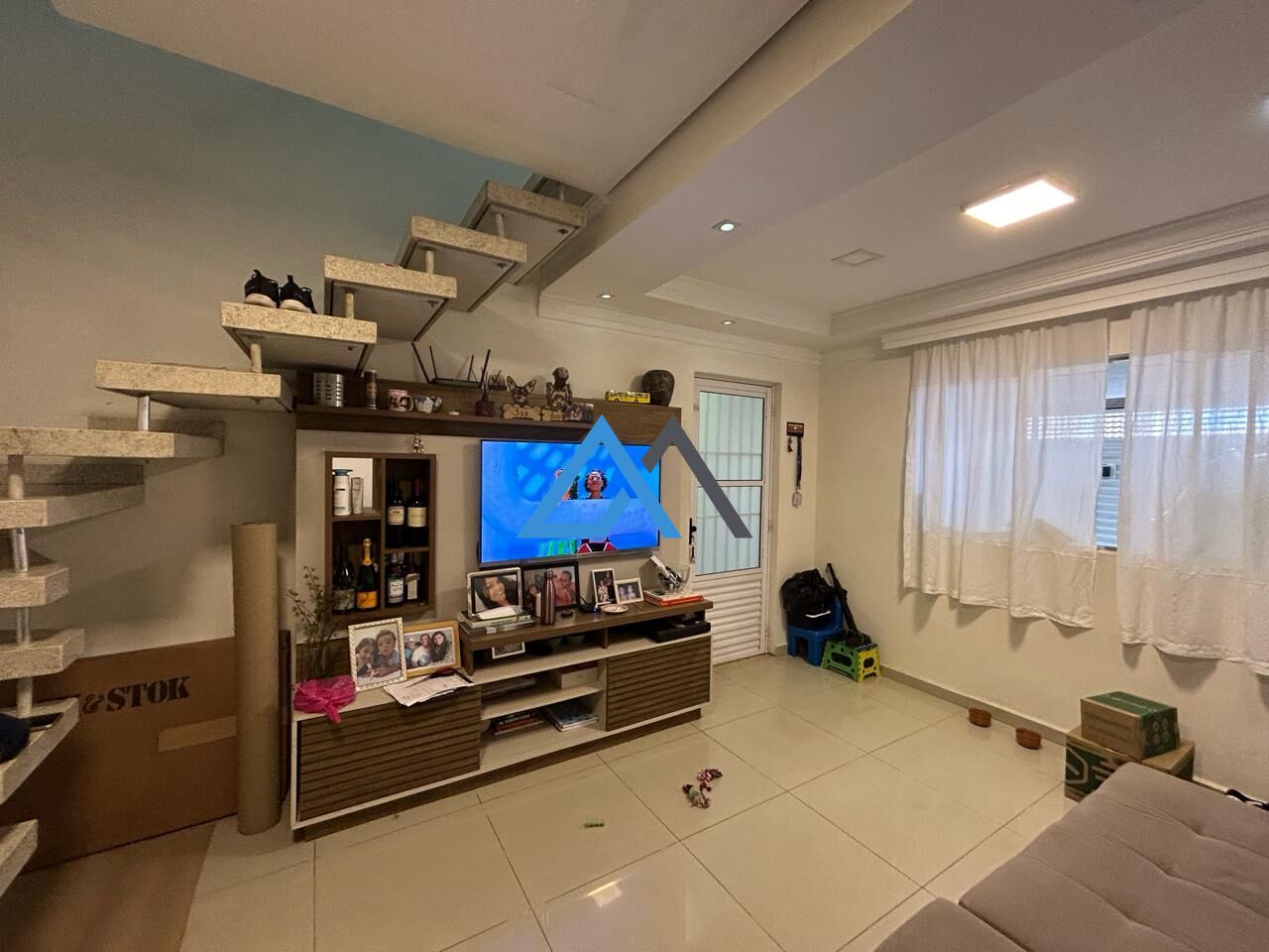 Casa à venda com 3 quartos, 300m² - Foto 1