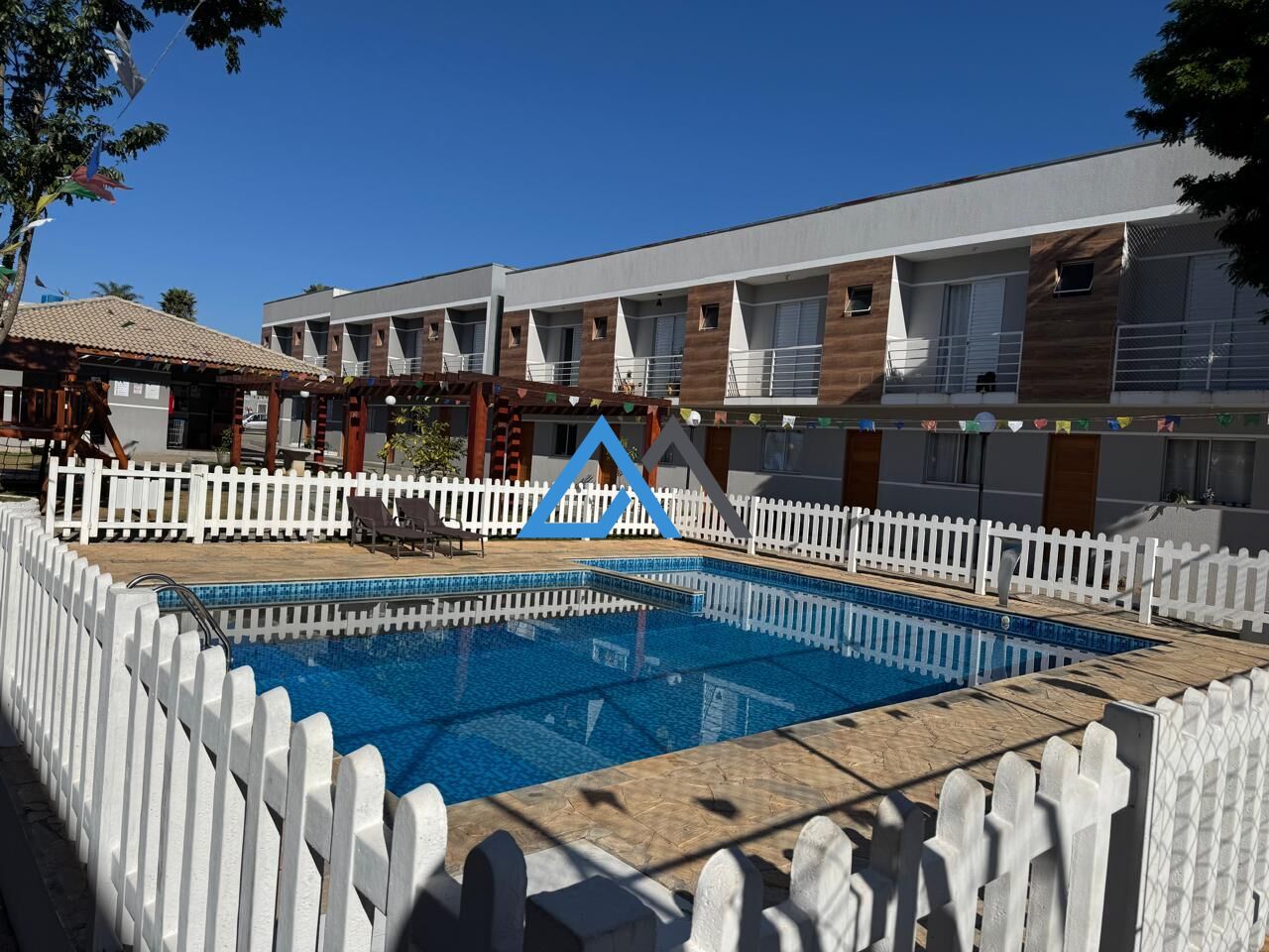 Casa à venda com 2 quartos, 112m² - Foto 1
