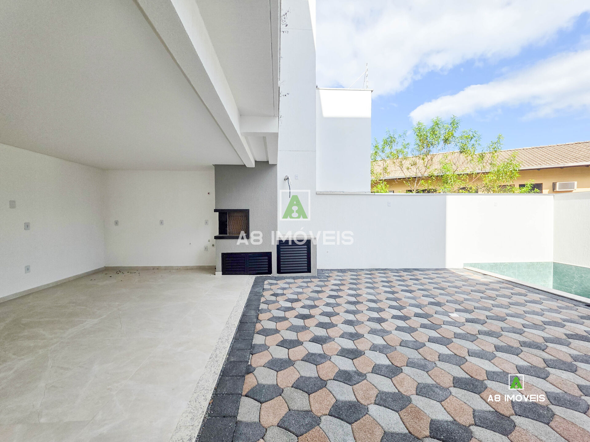 TRIPLEX ALTO PADRÃO COM 3 SUÍTES PISCINA 2 VAGAS COBERTAS — foto 3