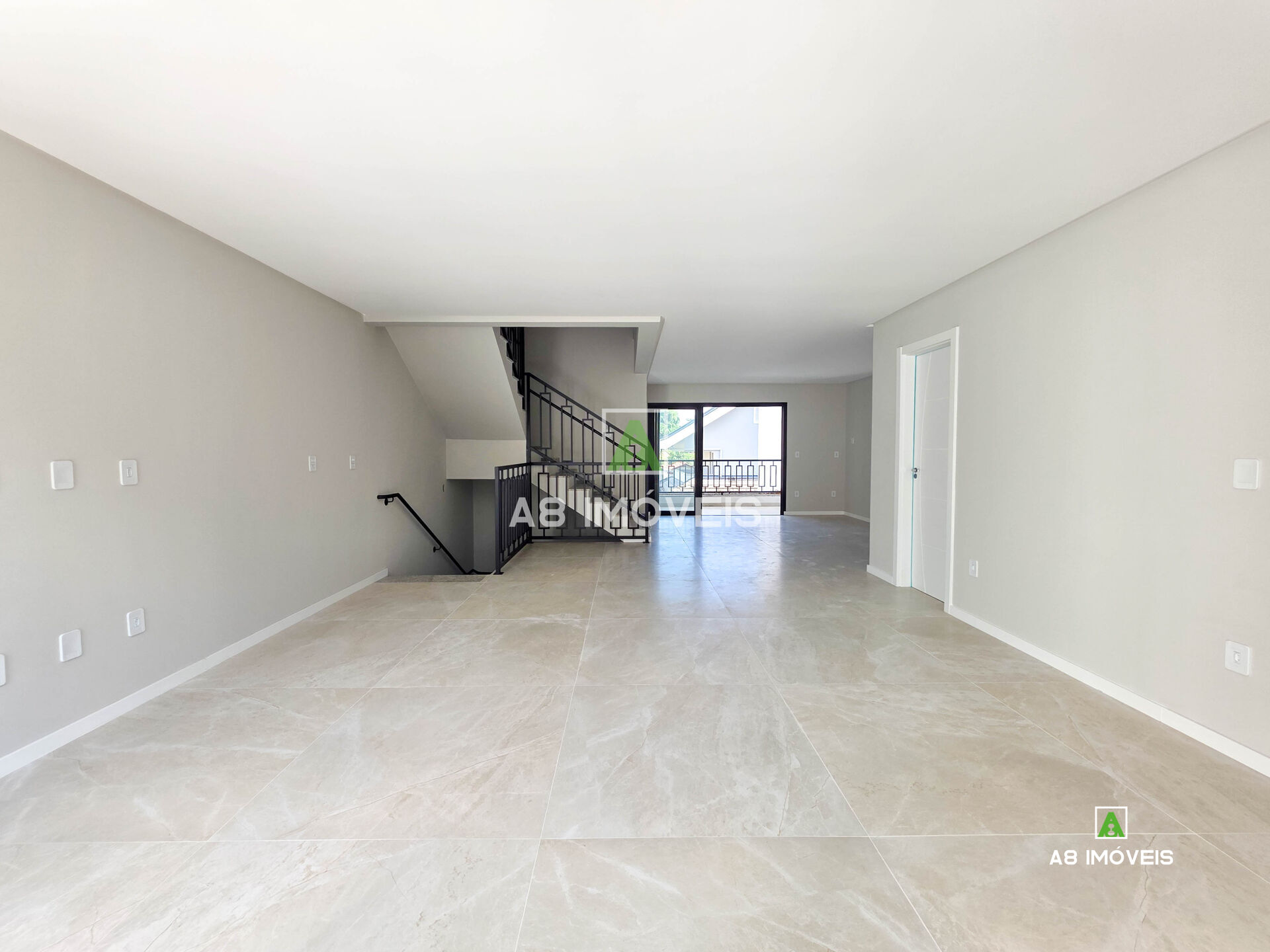 TRIPLEX ALTO PADRÃO COM 3 SUÍTES PISCINA 2 VAGAS COBERTAS — foto 4