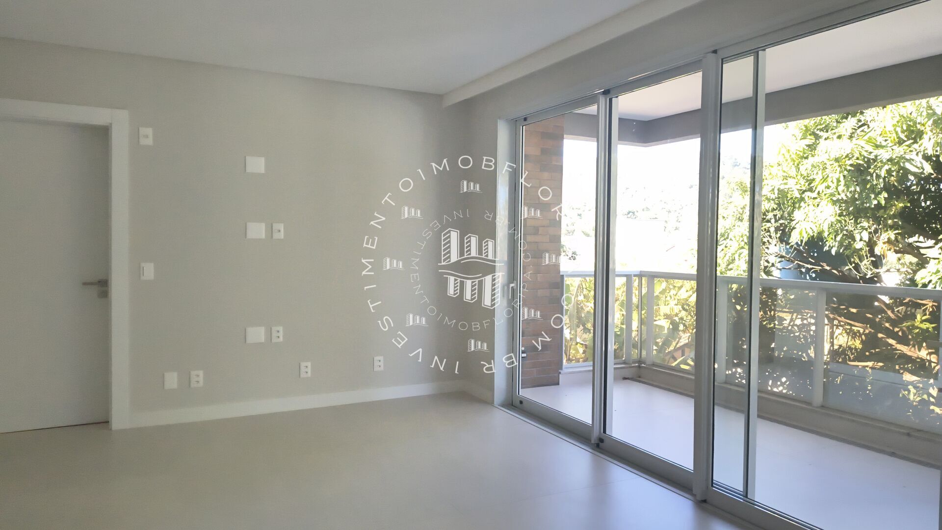 Apartamento à venda com 3 quartos, 158m² - Foto 2