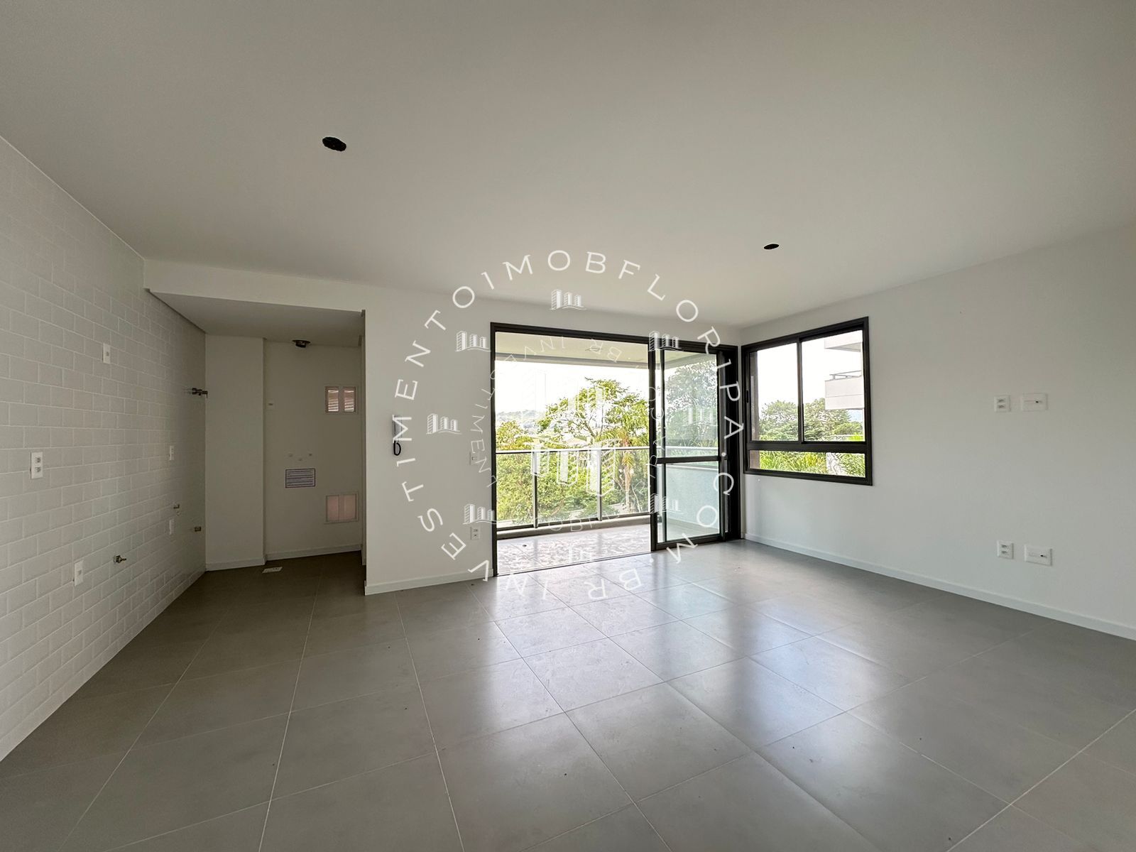 Apartamento à venda com 3 quartos, 96m² - Foto 2