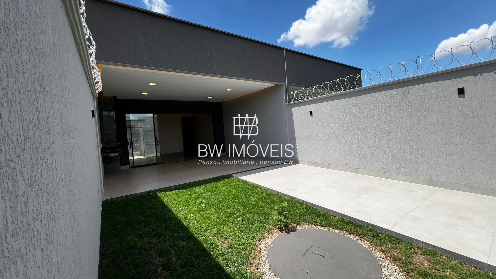 Casa à venda com 3 quartos, 126m² - Foto 1