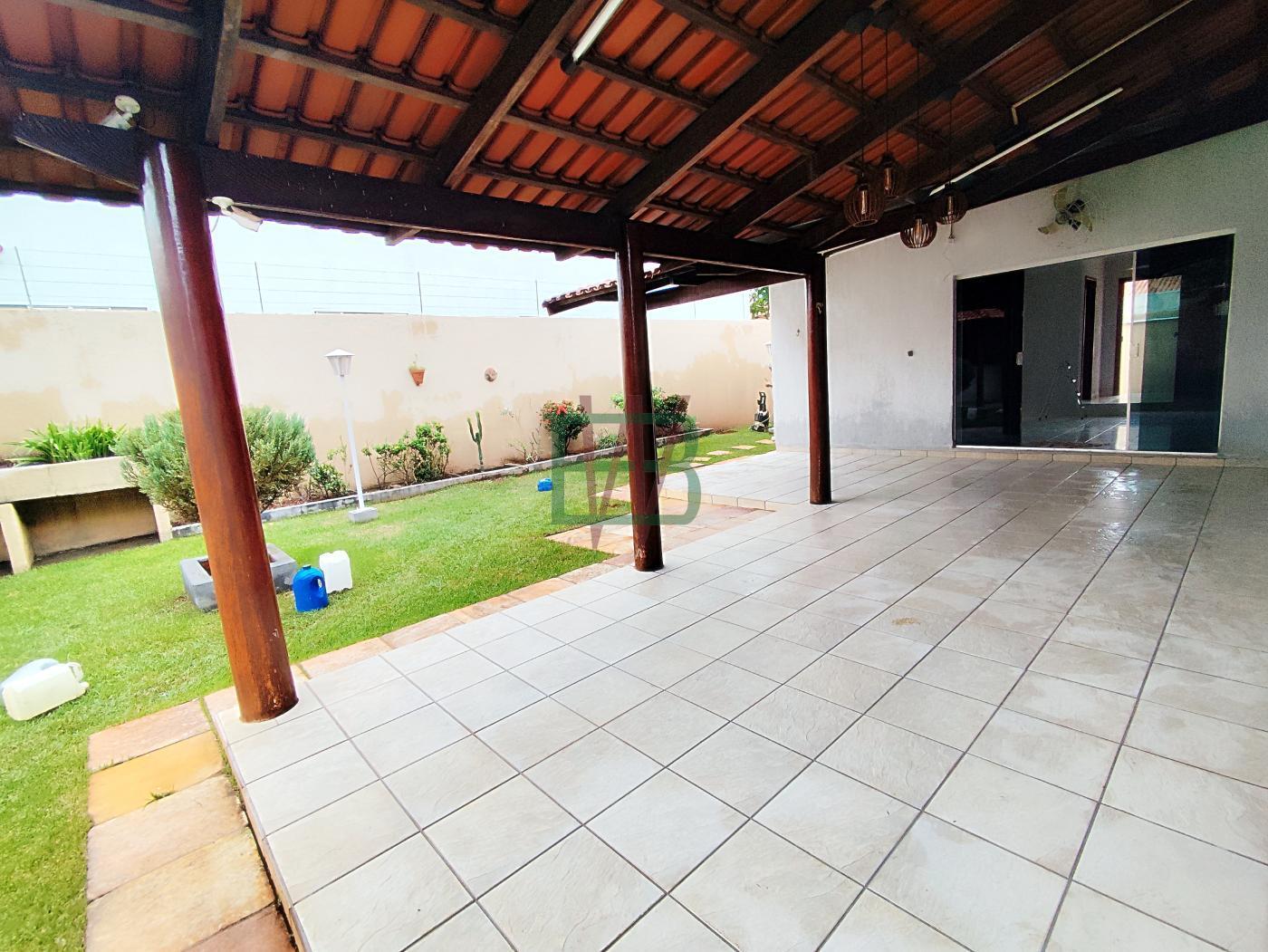 Casa à venda com 4 quartos, 600m² - Foto 1