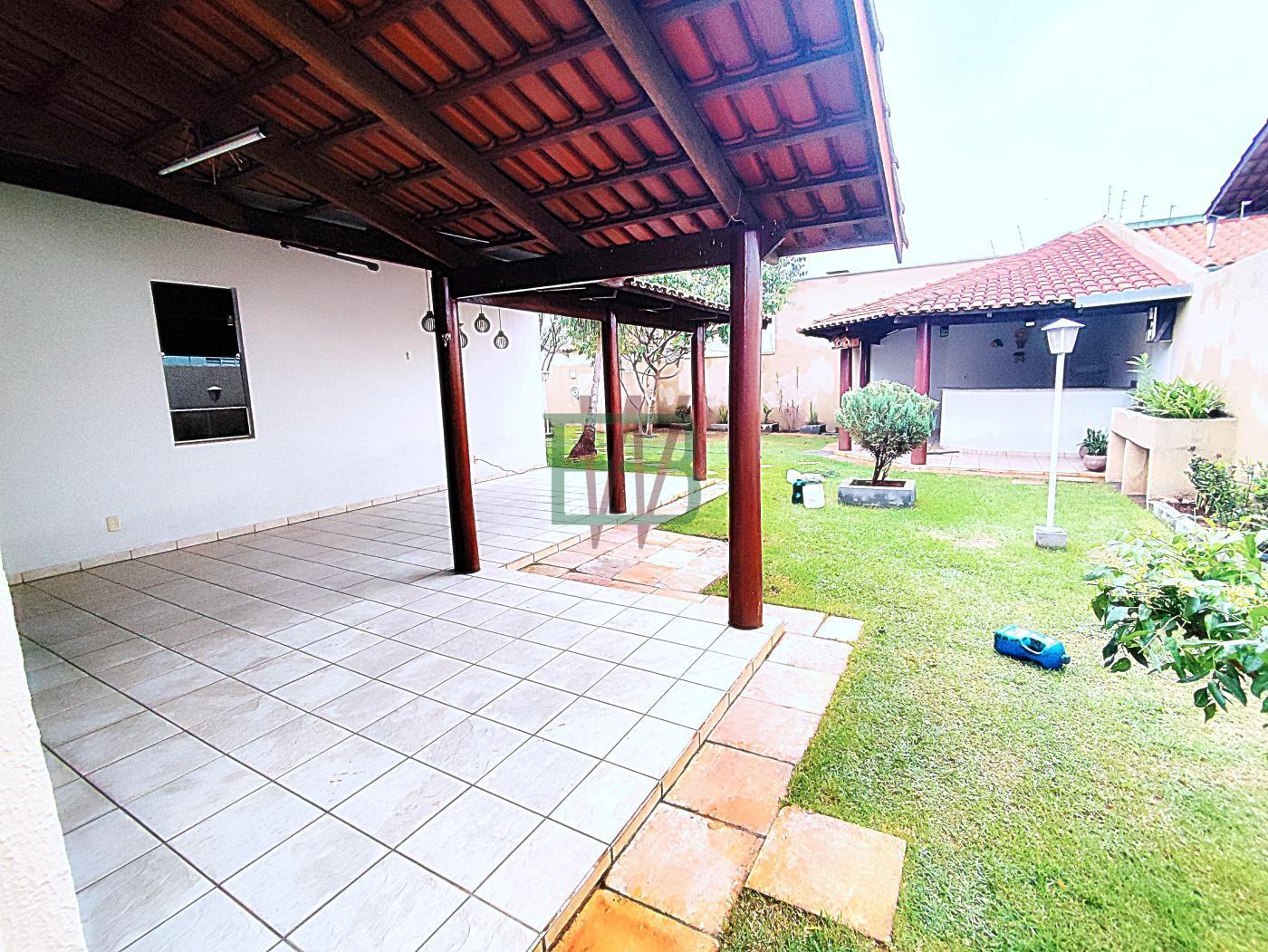 Casa à venda com 4 quartos, 600m² - Foto 2