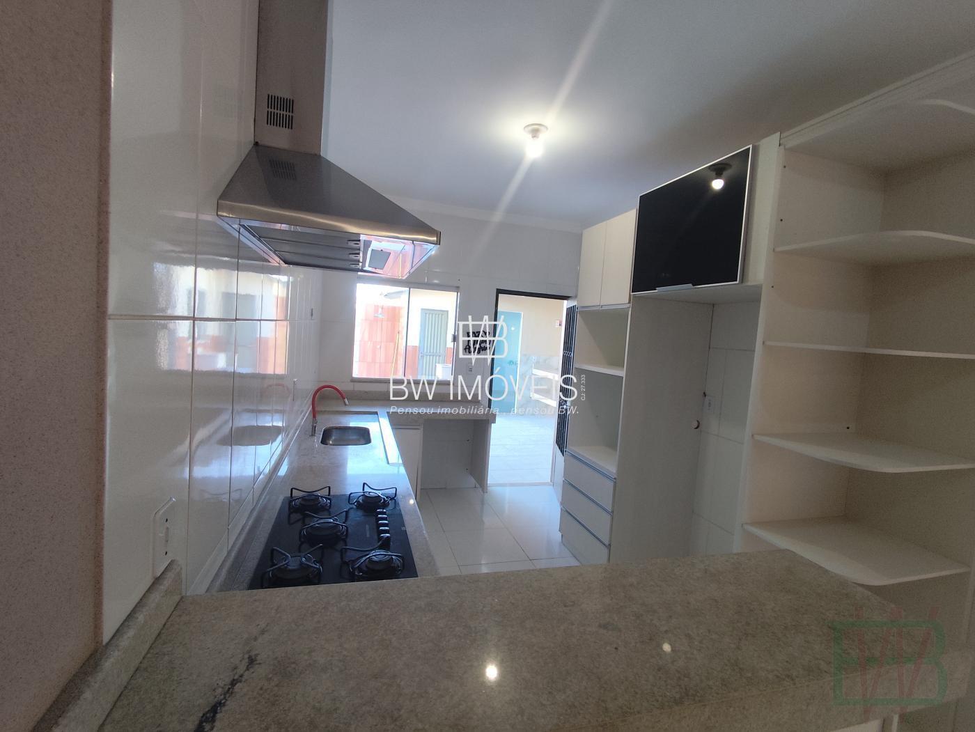 Casa à venda com 3 quartos, 180m² - Foto 1