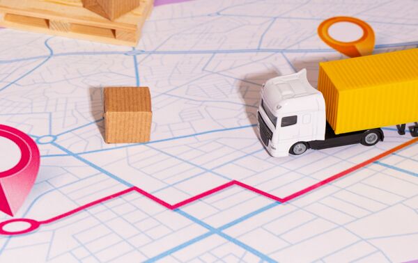 Como a localização de um galpão logístico impacta nos custos operacionais?