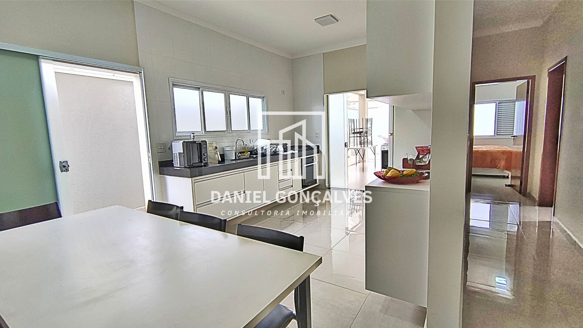 Casa à venda com 3 quartos, 200m² - Foto 2