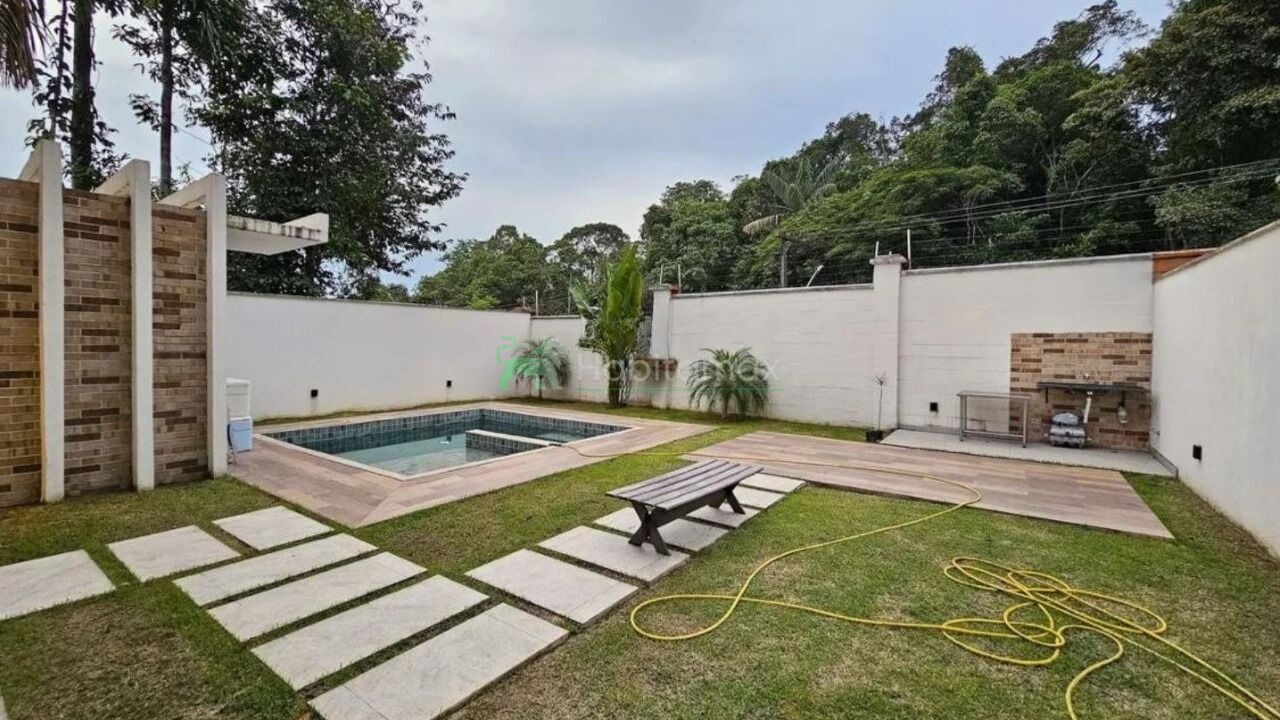 Casa à venda com 4 quartos, 236m² - Foto 2