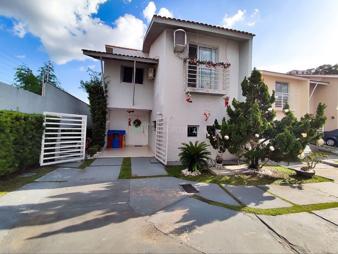 Casa à venda com 3 quartos, 220m² - Foto 1
