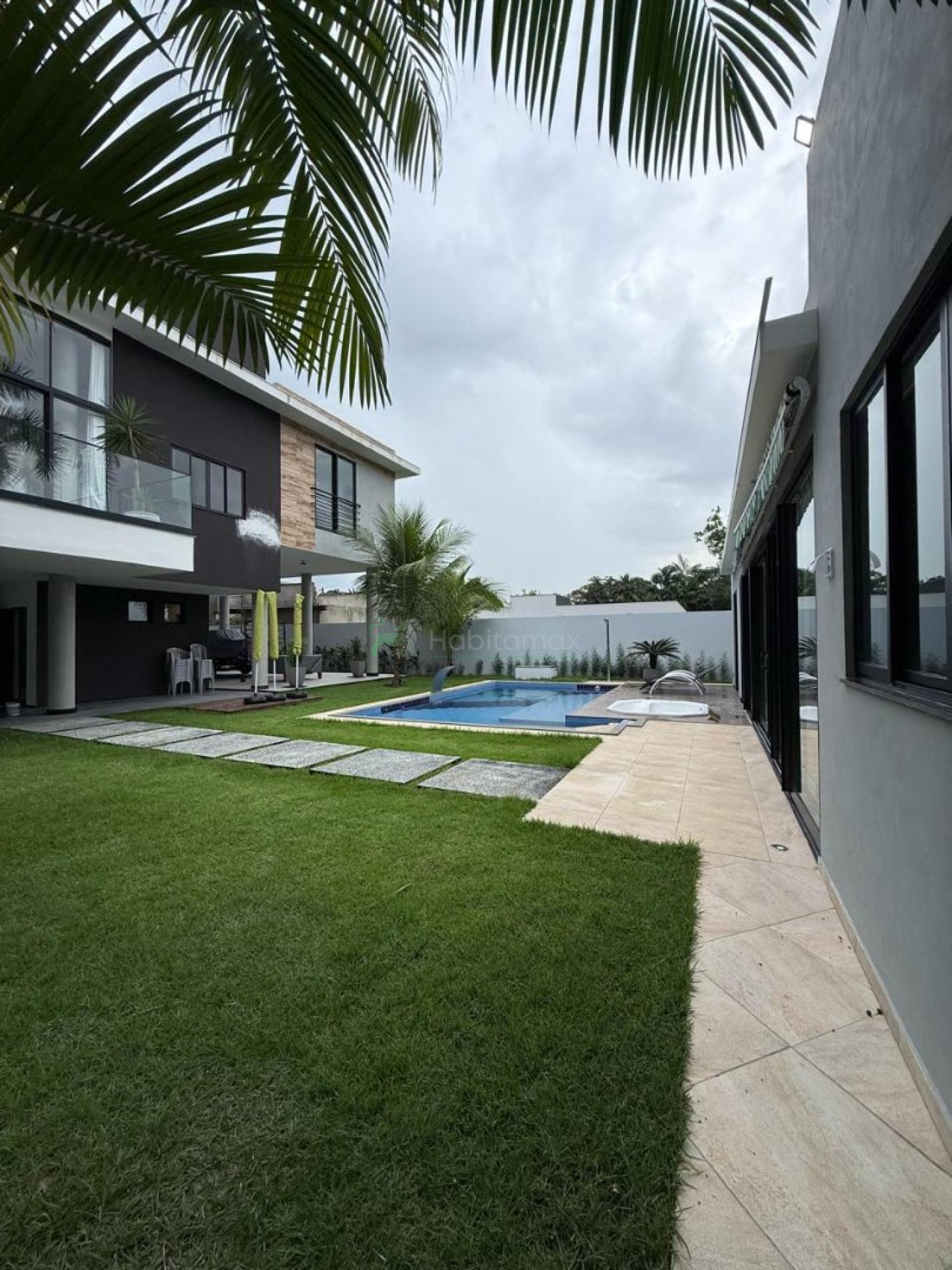 Casa à venda com 4 quartos, 526m² - Foto 1