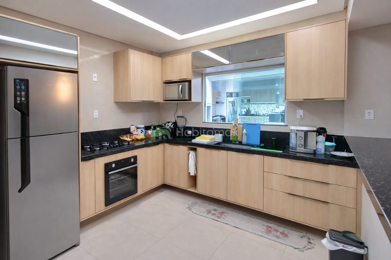Casa, 4 quartos, 281 m² - Foto 1