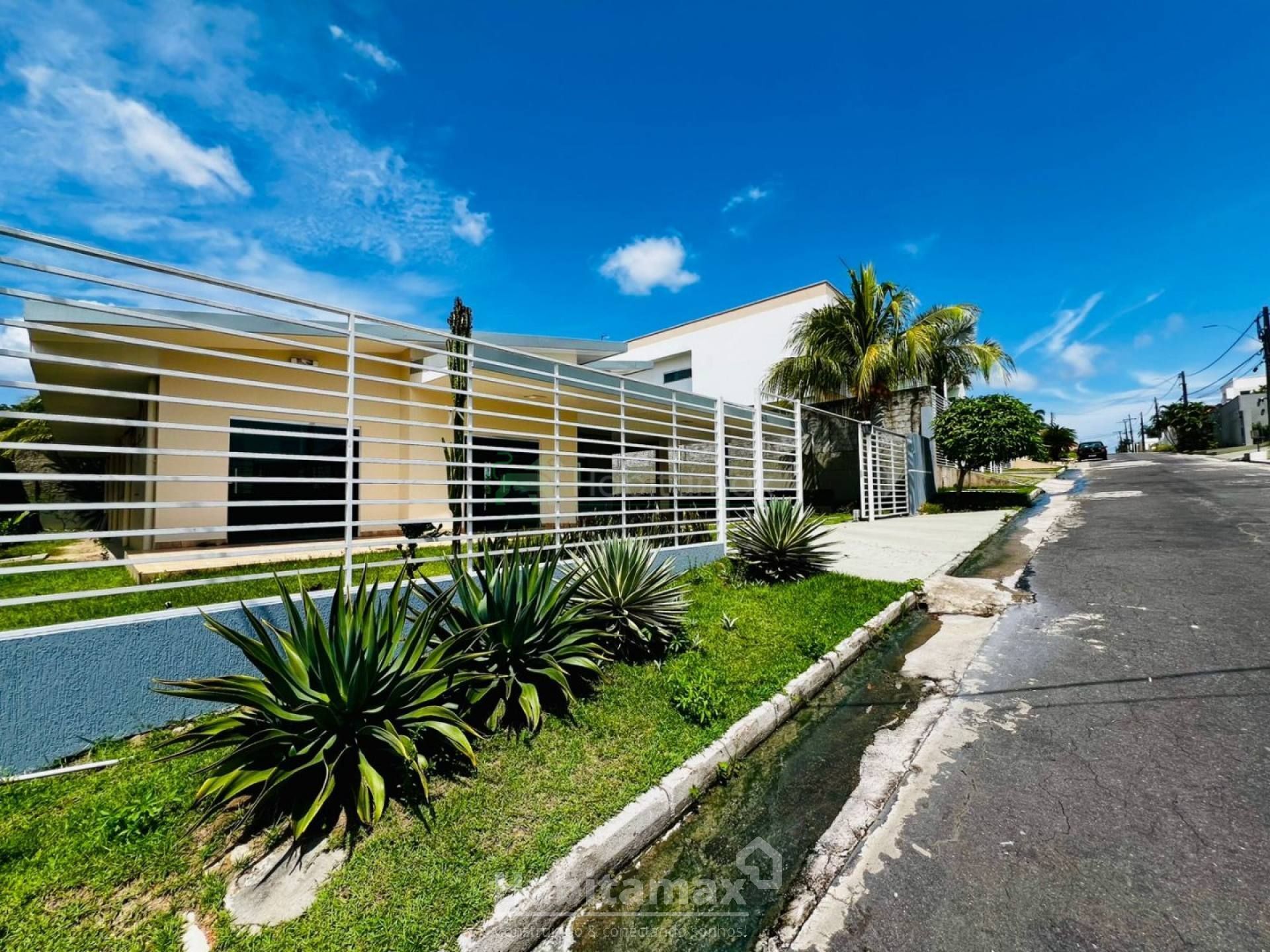 Casa de Condomínio à venda com 4 quartos, 230m² - Foto 2