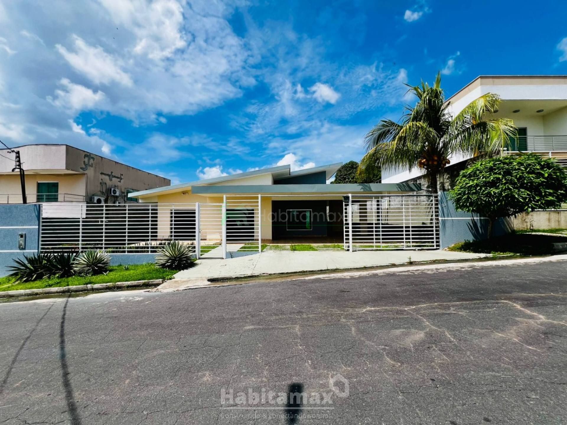 Casa de Condomínio à venda com 4 quartos, 230m² - Foto 1