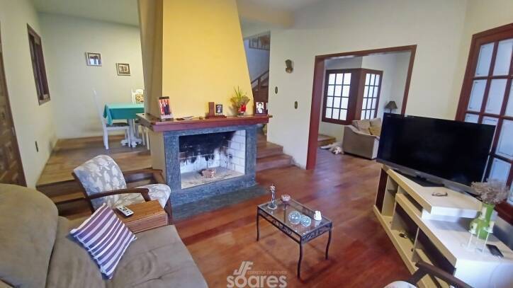 Sobrado à venda com 5 quartos, 304m² - Foto 1
