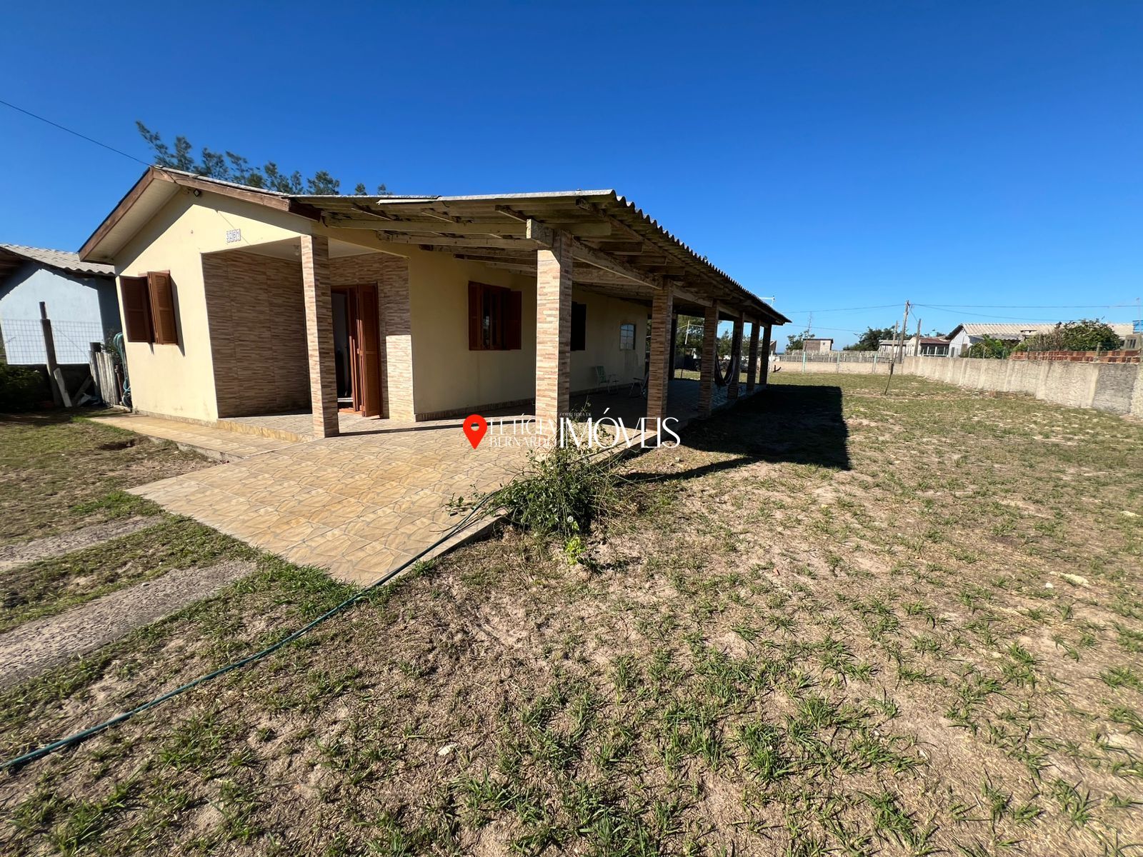 CASA ACONCHEGANTE EM AMPLO TERRENO – EM BALNEÁRIO PINHAL - foto 4