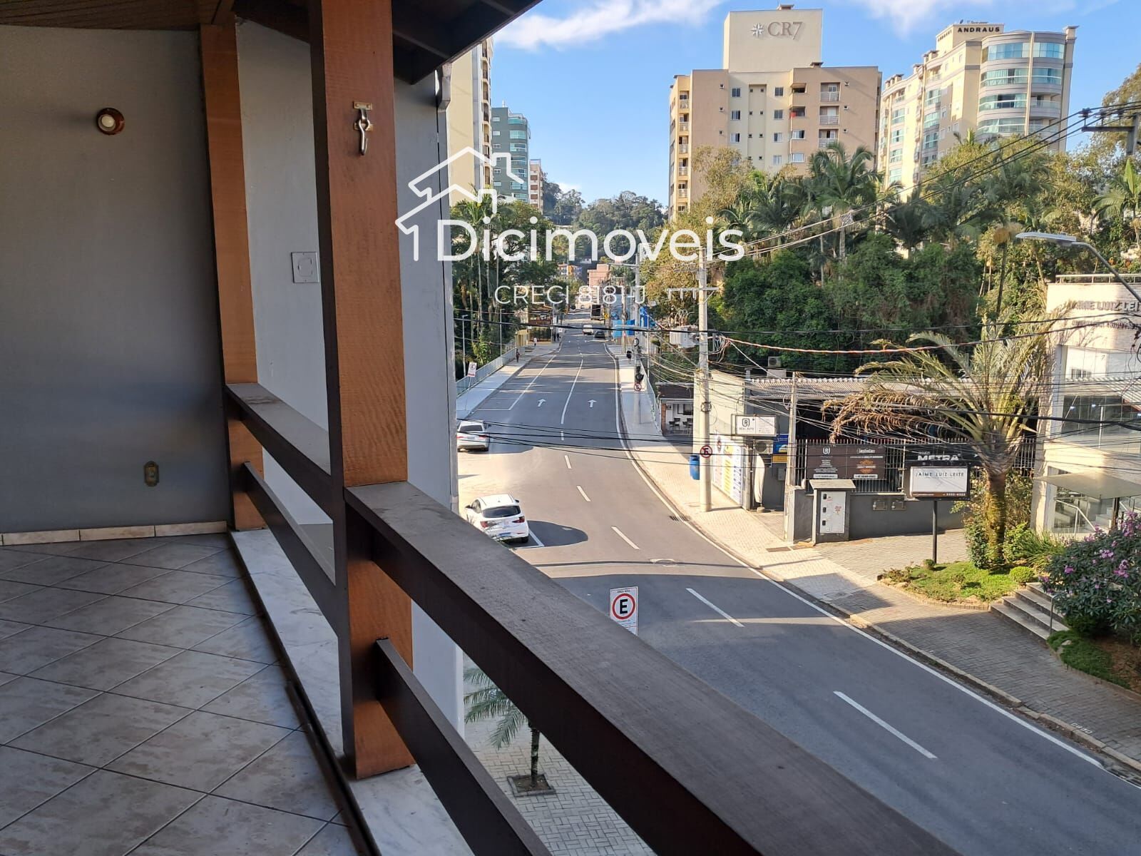Casa para alugar com 3 quartos, 290m² - Foto 1