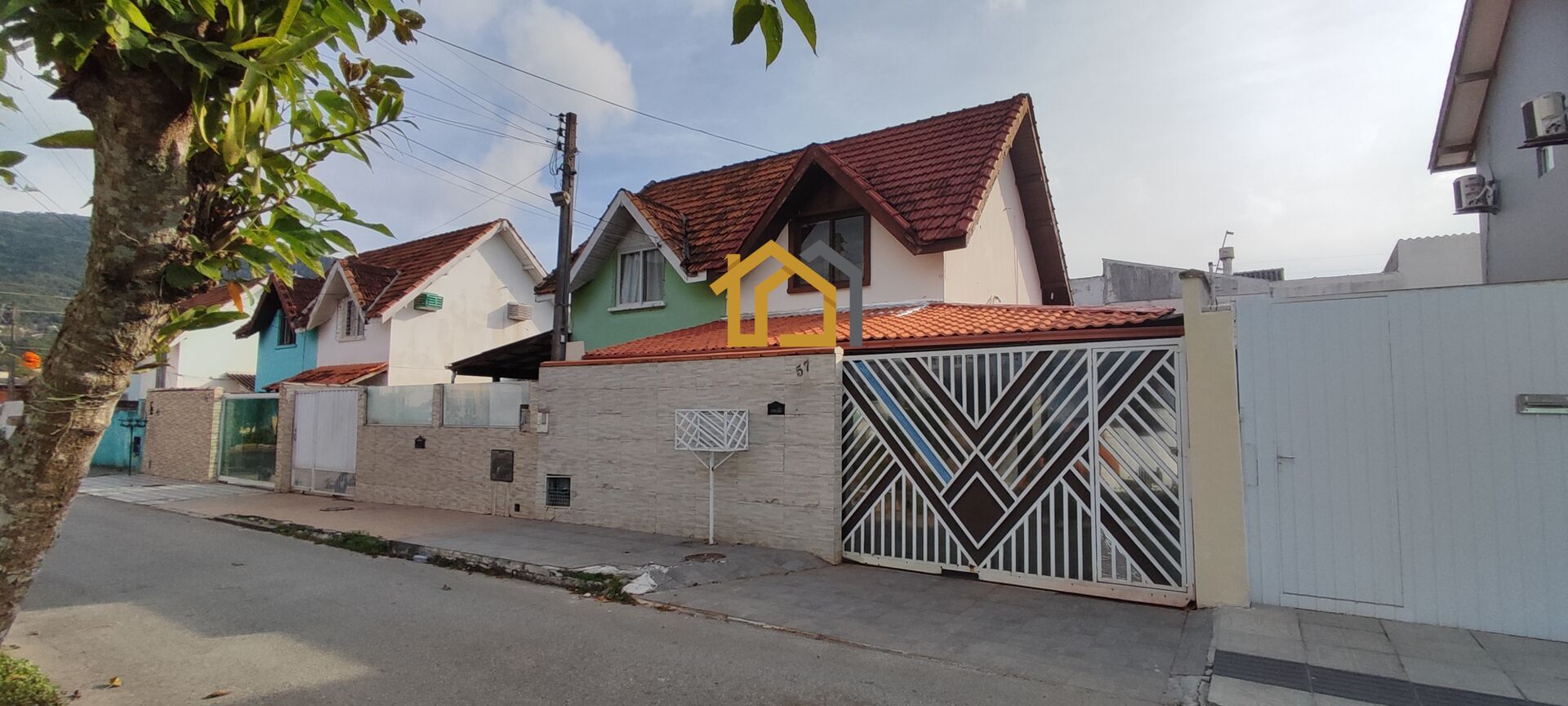 Casa à venda com 2 quartos, 140m² - Foto 1