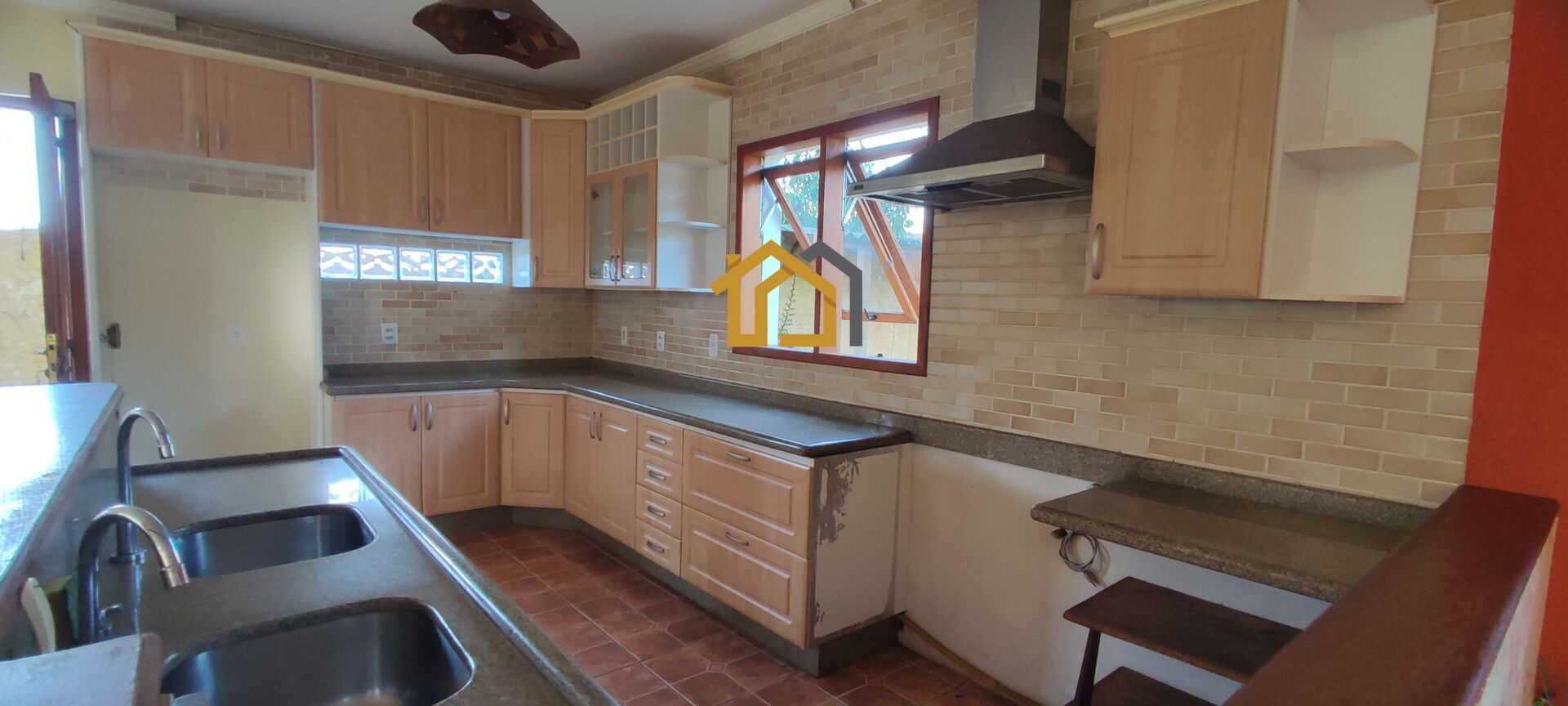 Casa à venda com 4 quartos, 200m² - Foto 3