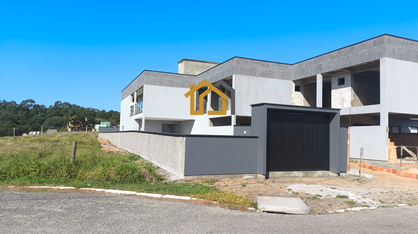 Casa à venda com 3 quartos, 157m² - Foto 1