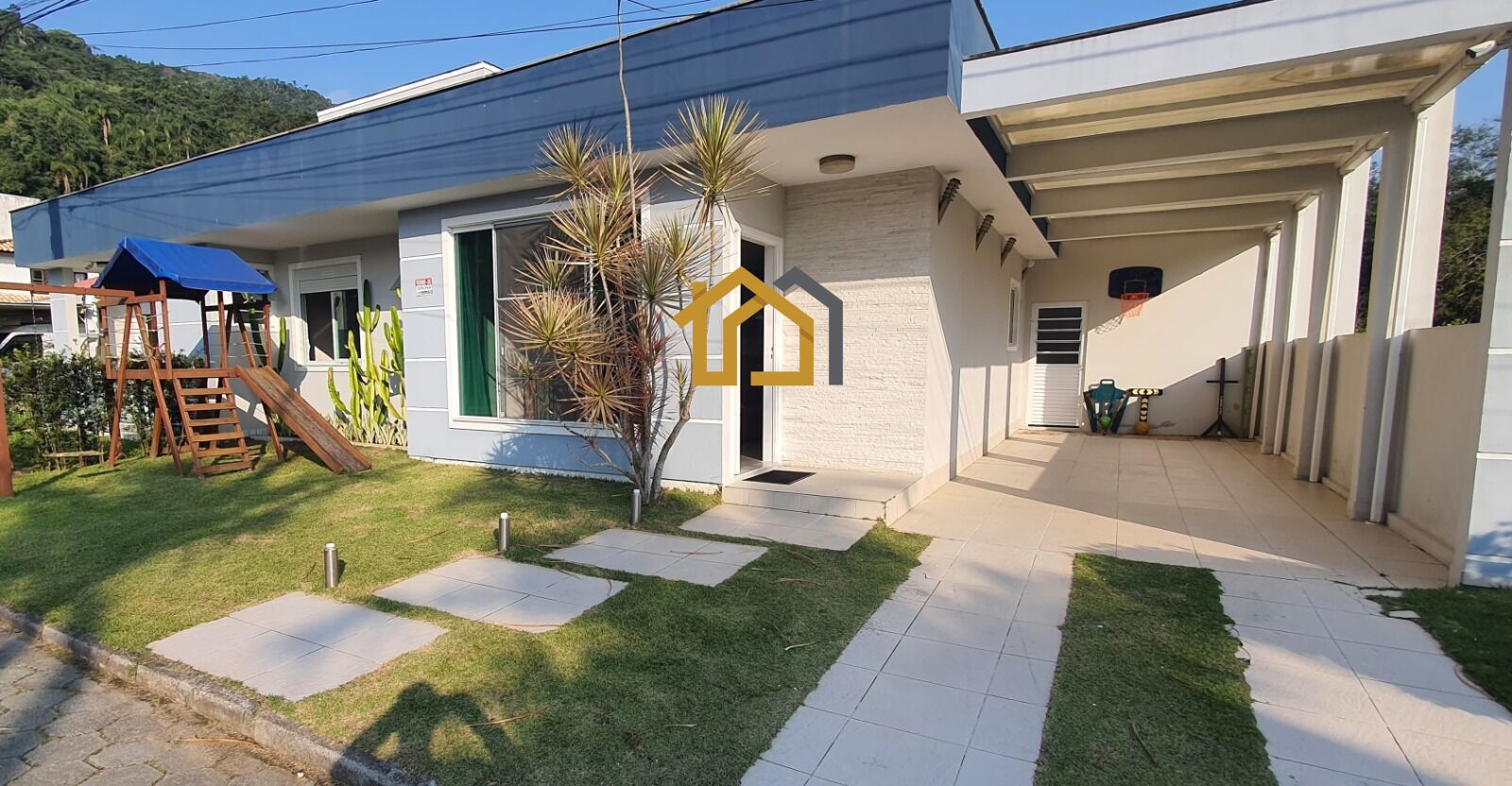 Casa à venda com 4 quartos, 224m² - Foto 1