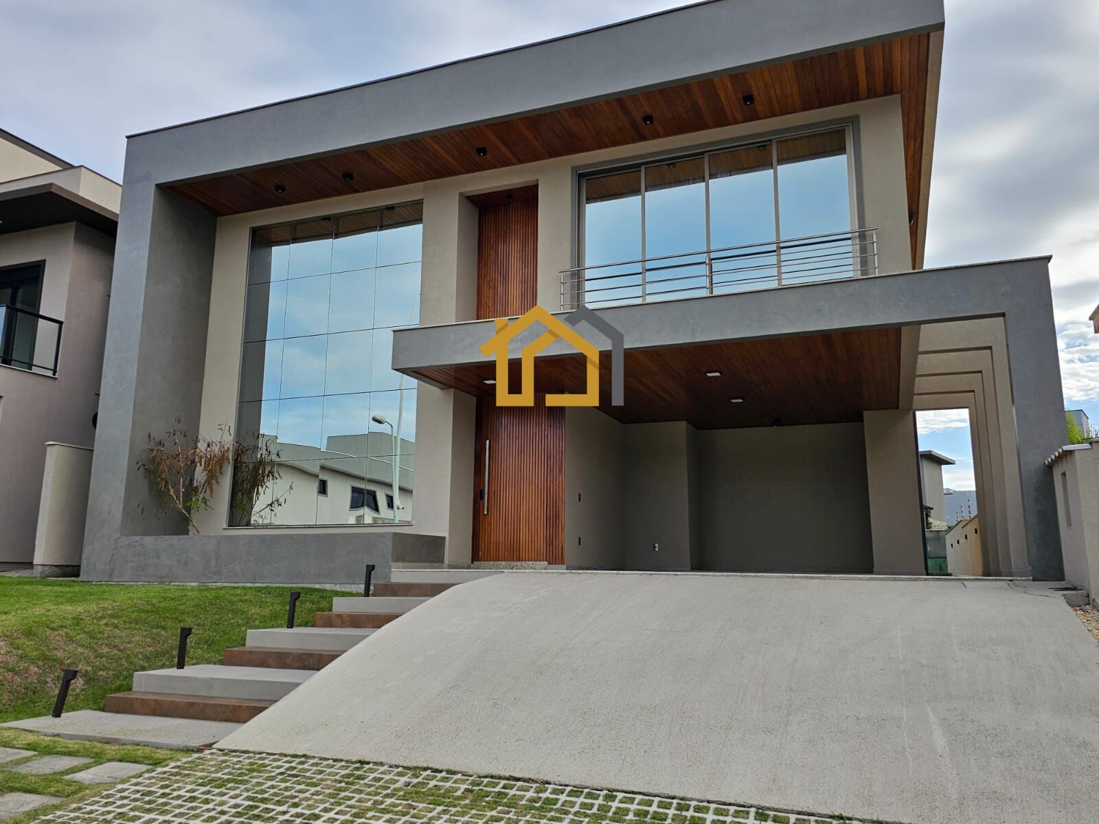 Casa à venda com 4 quartos, 250m² - Foto 1