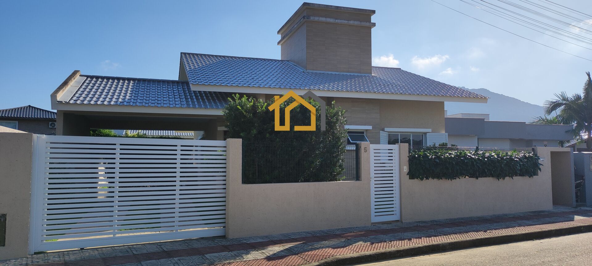Casa à venda com 3 quartos, 182m² - Foto 1