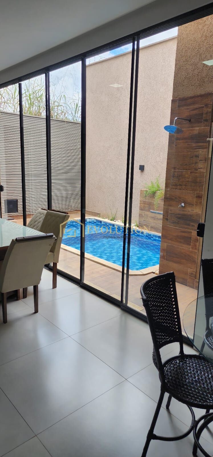 Casa à venda com 3 quartos, 210m² - Foto 1