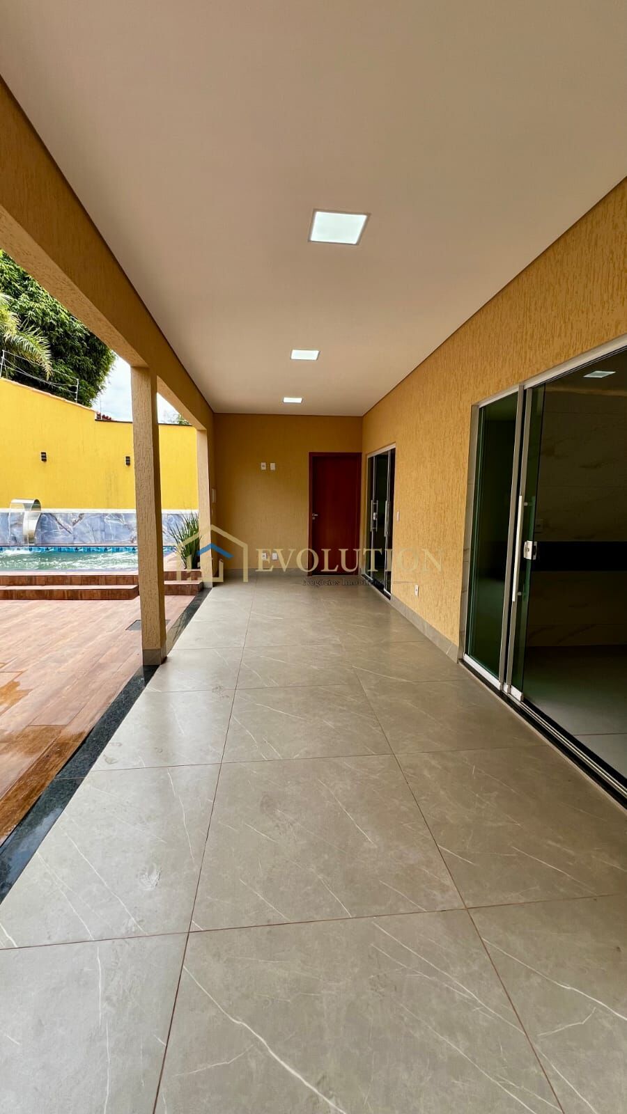 Casa à venda com 3 quartos, 268m² - Foto 1