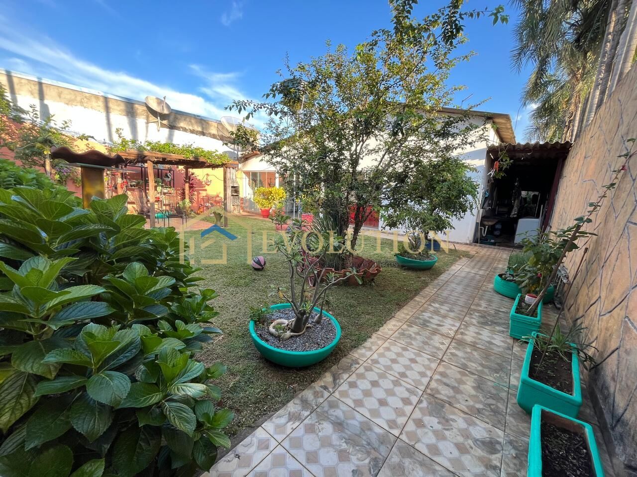 Casa à venda com 3 quartos, 256m² - Foto 2