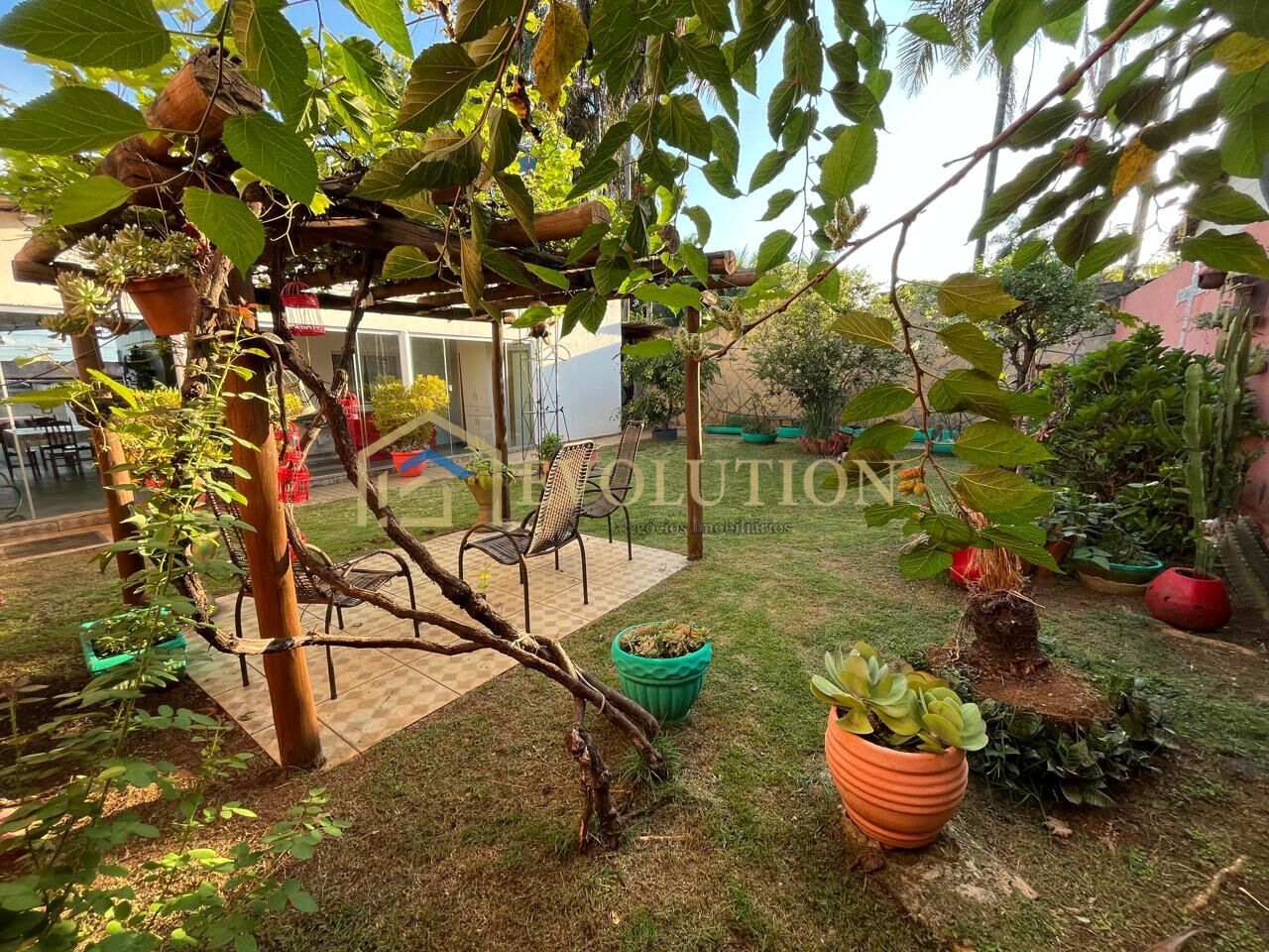 Casa à venda com 3 quartos, 256m² - Foto 1