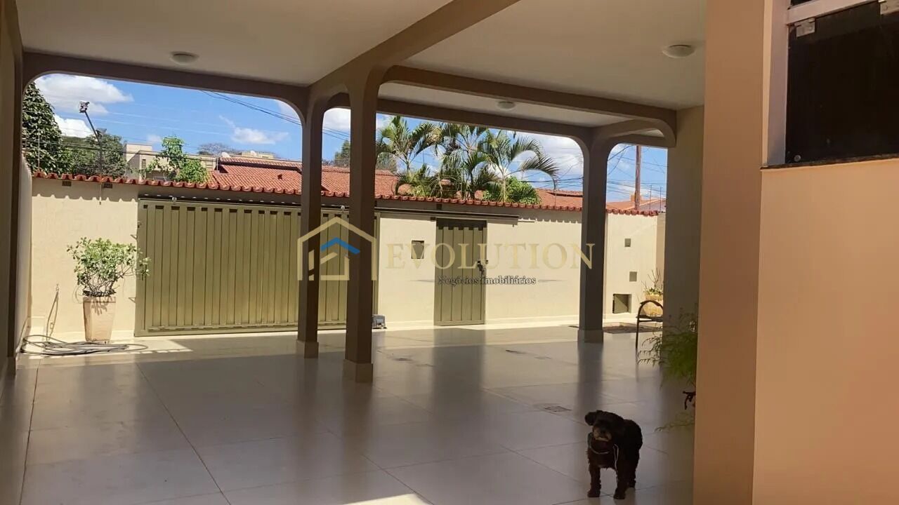 Casa à venda com 4 quartos, 314m² - Foto 3