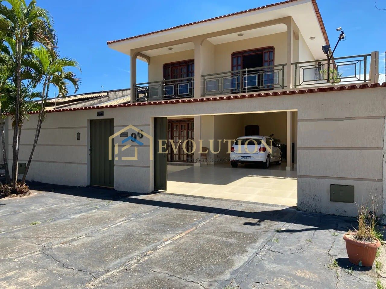 Casa à venda com 4 quartos, 314m² - Foto 1