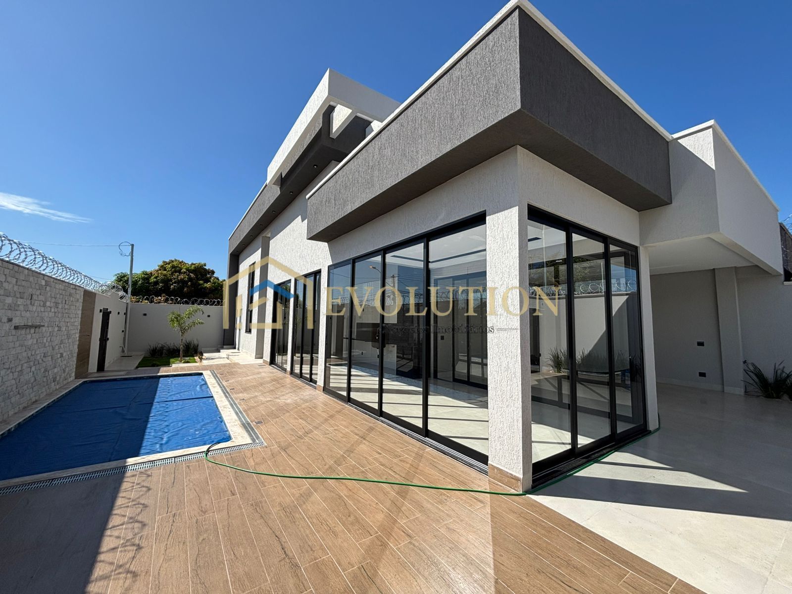 Casa, 3 quartos, 202 m² - Foto 1