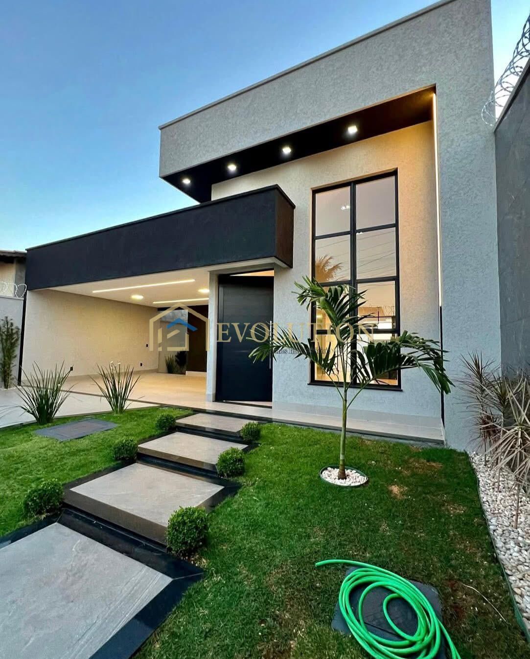 Casa à venda com 3 quartos, 177m² - Foto 1