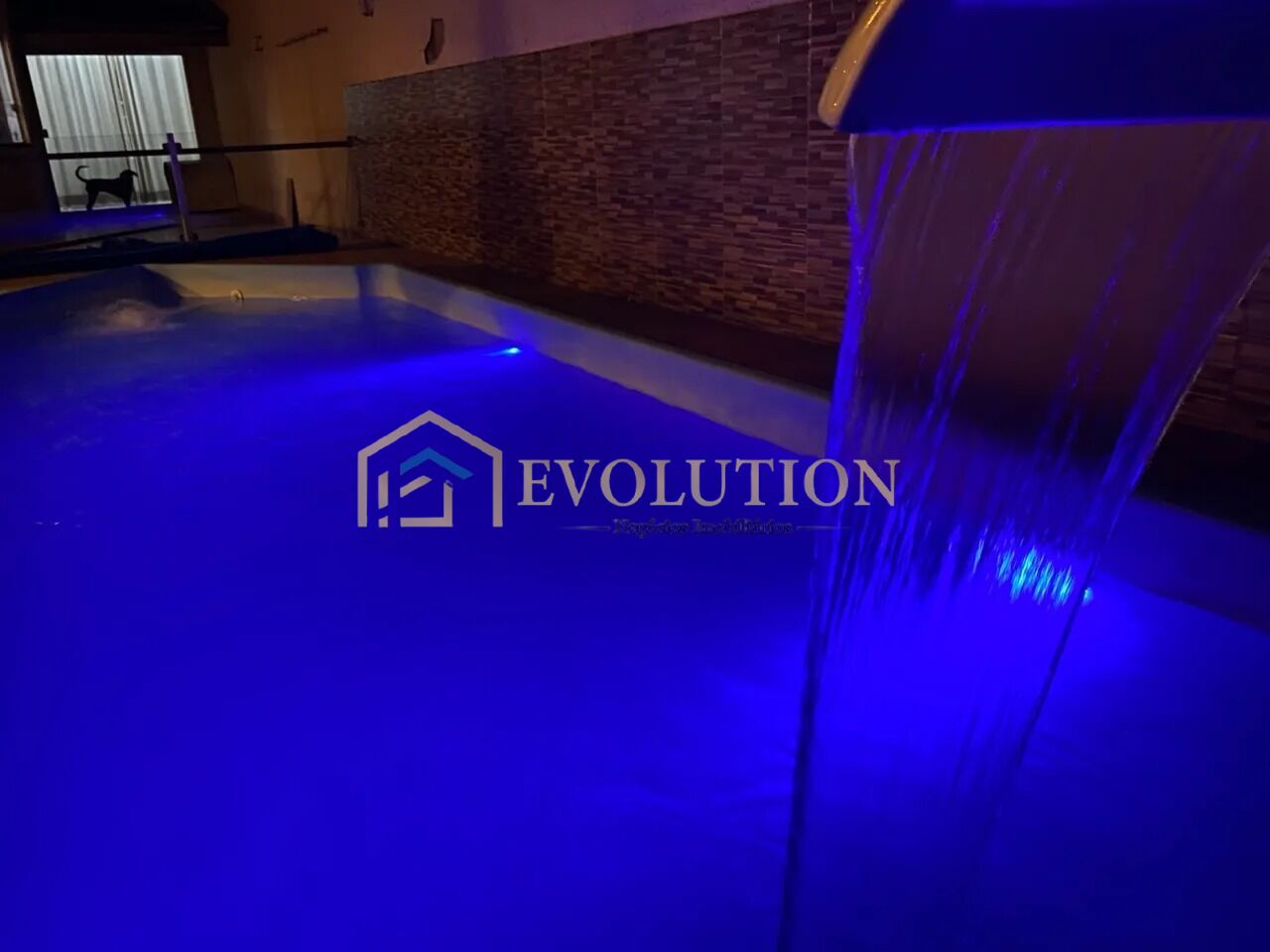 Casa à venda com 3 quartos, 300m² - Foto 1