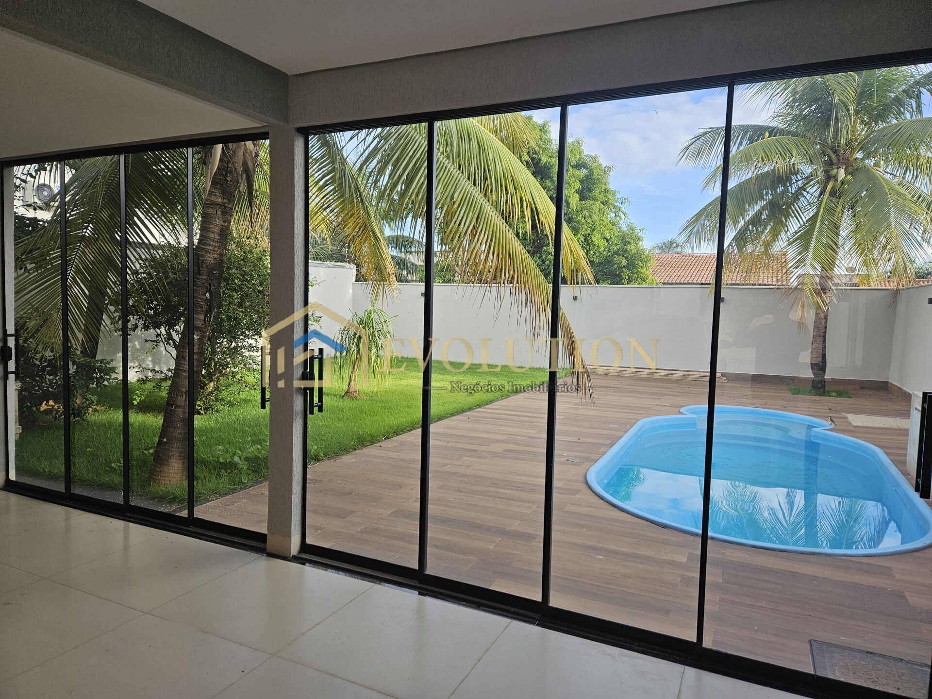 Casa à venda com 3 quartos, 212m² - Foto 1