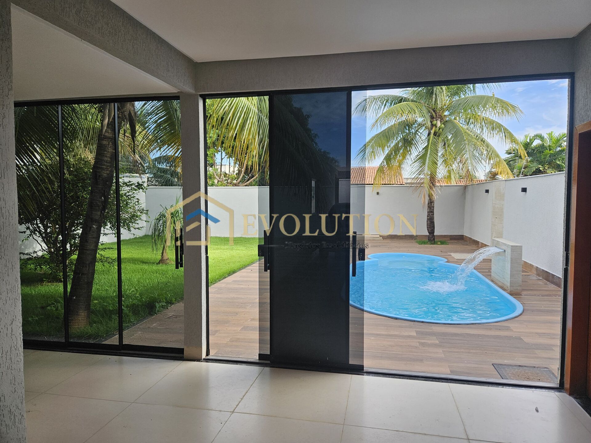 Casa à venda com 3 quartos, 212m² - Foto 2