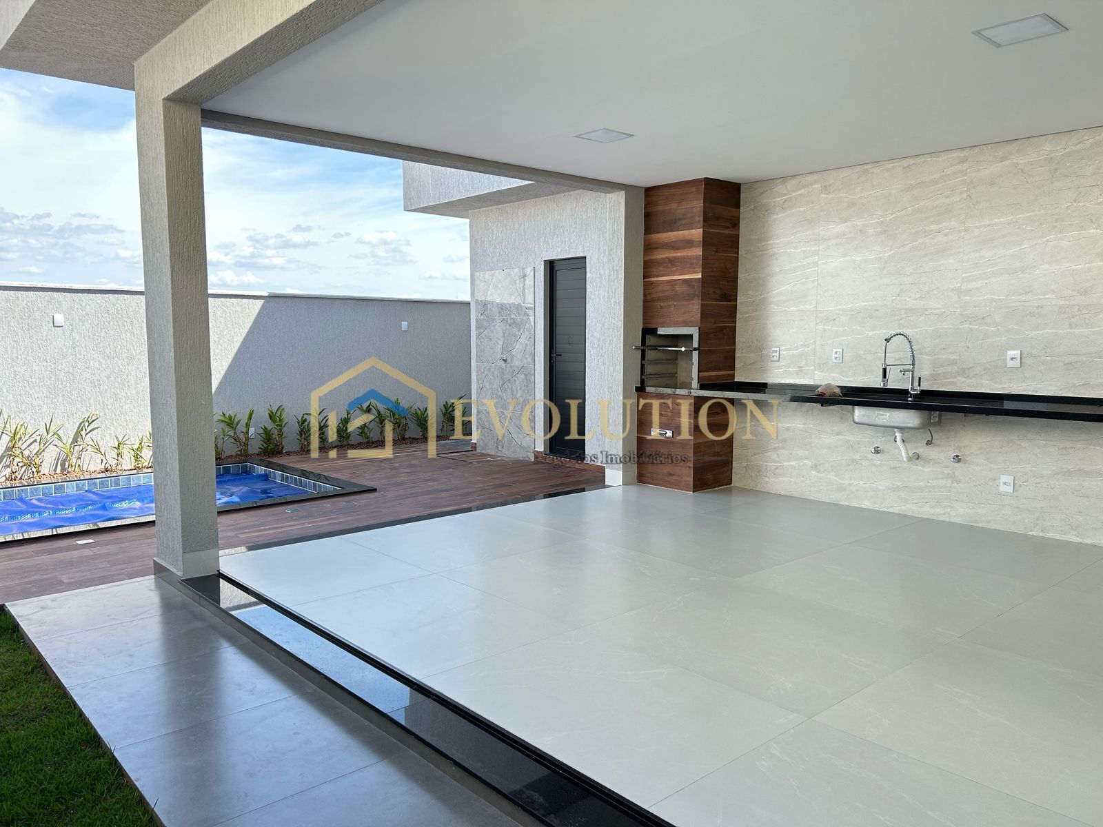 Casa à venda com 3 quartos, 202m² - Foto 1