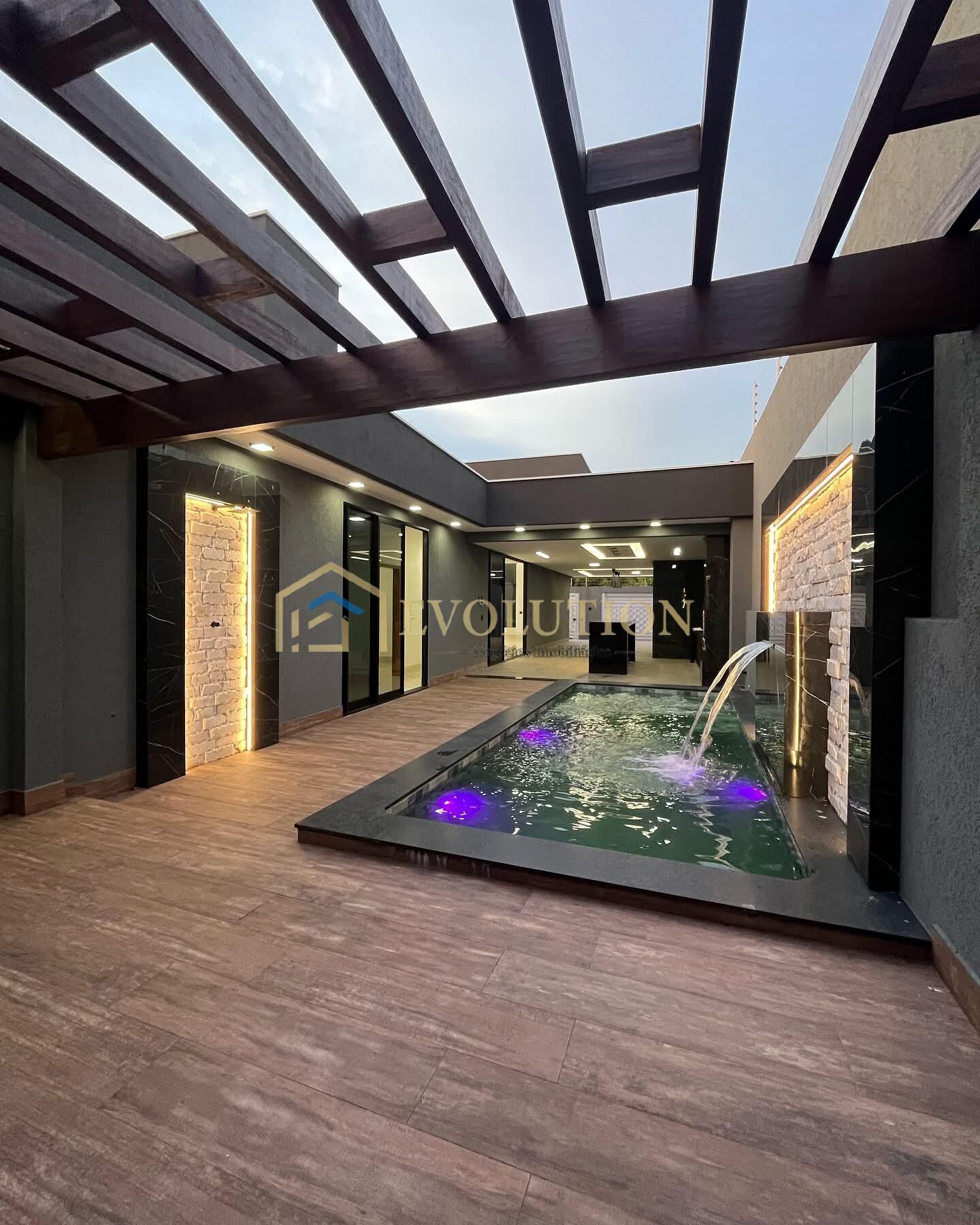 Casa à venda com 3 quartos, 199m² - Foto 1