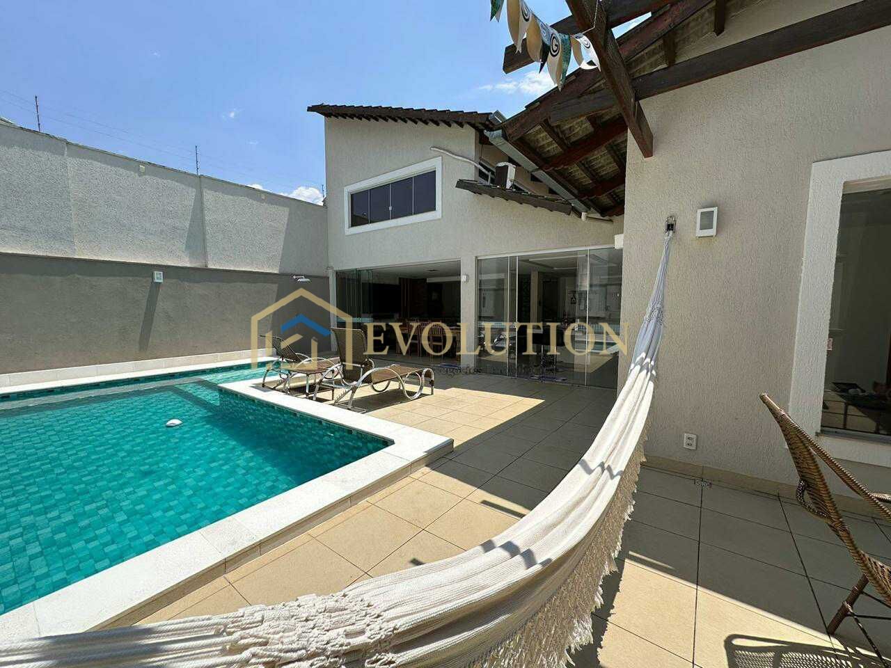 Casa à venda com 4 quartos, 380m² - Foto 1