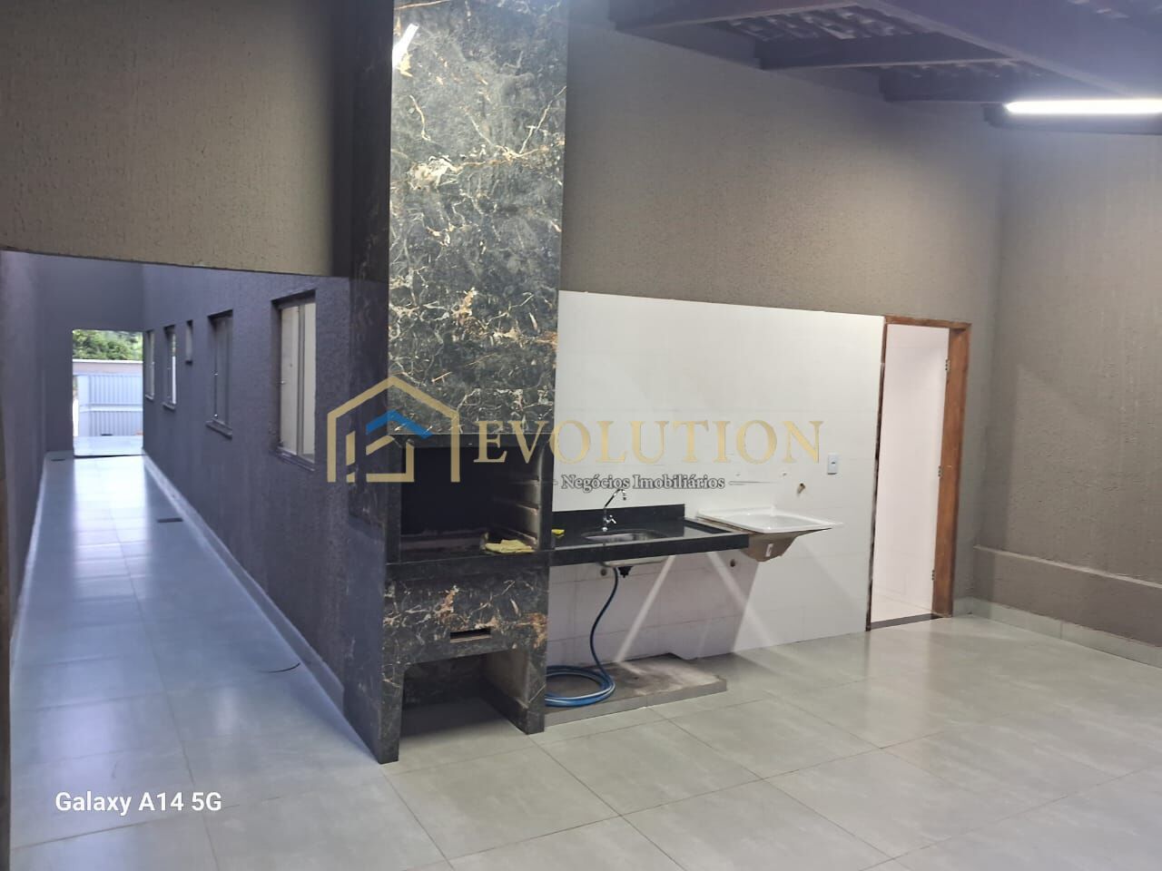 Casa à venda com 3 quartos, 99m² - Foto 1