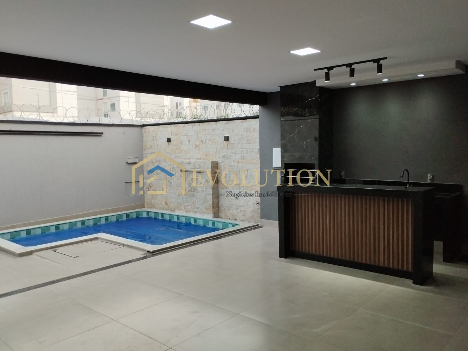 Casa à venda com 3 quartos, 126m² - Foto 1