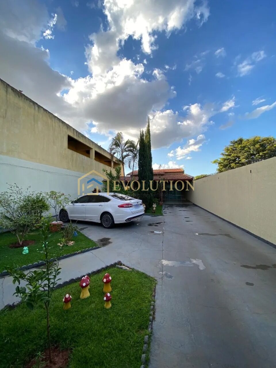 Casa à venda com 2 quartos, 230m² - Foto 1