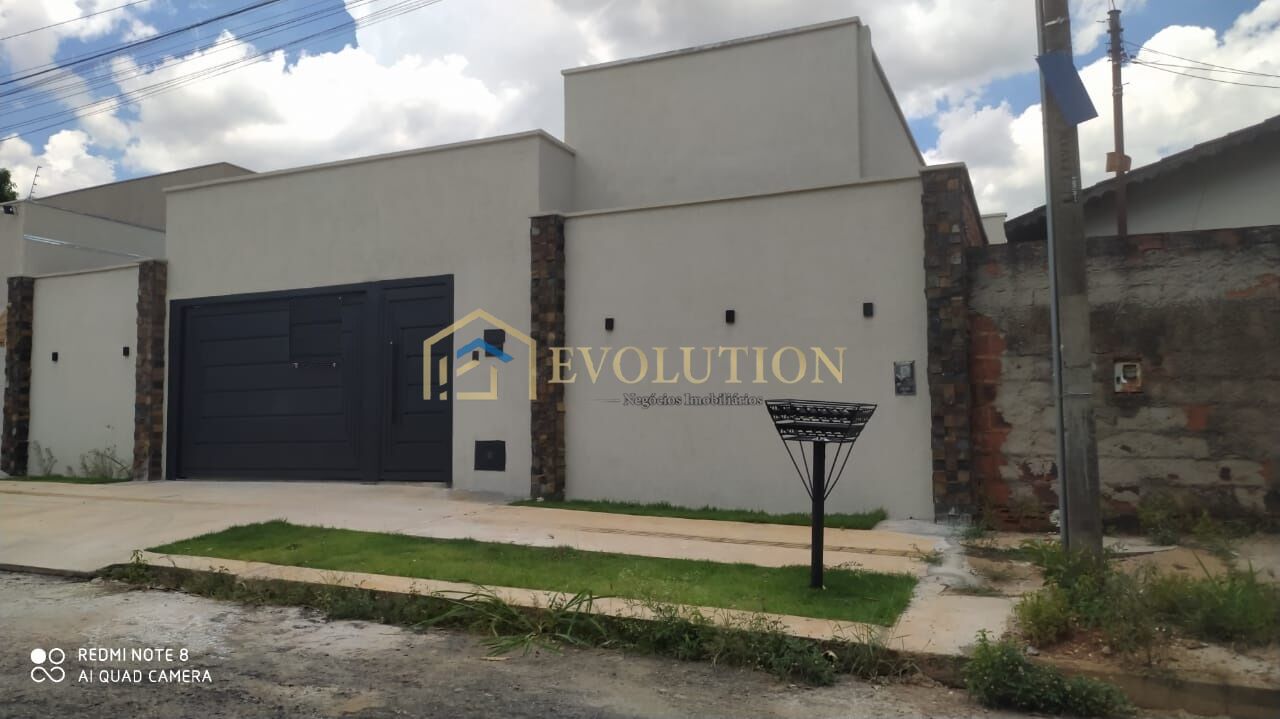 Casa à venda com 3 quartos, 226m² - Foto 1